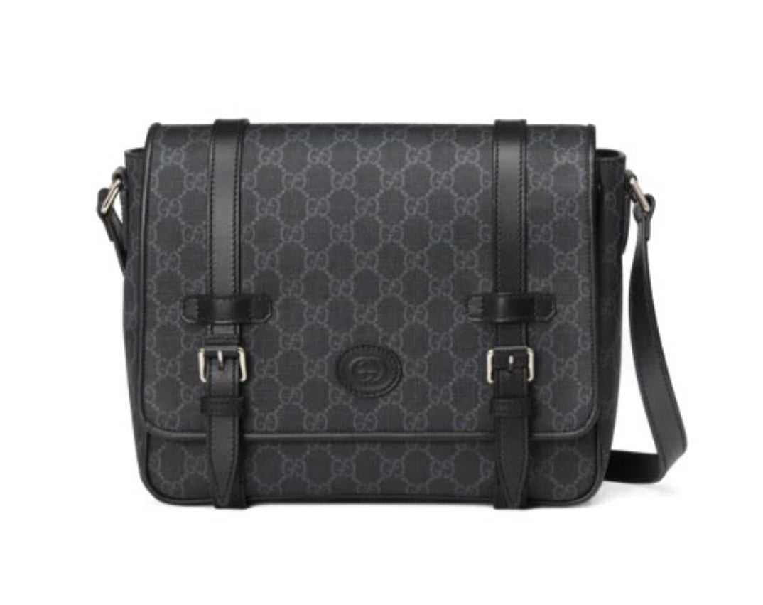 Sac messenger Gucci en toile GG Supreme noire avec finitions en cuir noir