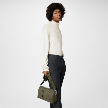 Sac Keepall Bandoulière 25 Louis Vuitton en cuir vert kaki avec logo LV métallique