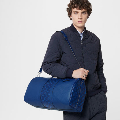 Sac Keepall Bandoulière 50  Louis Vuitton en cuir bleu avec bande centrale Monogram